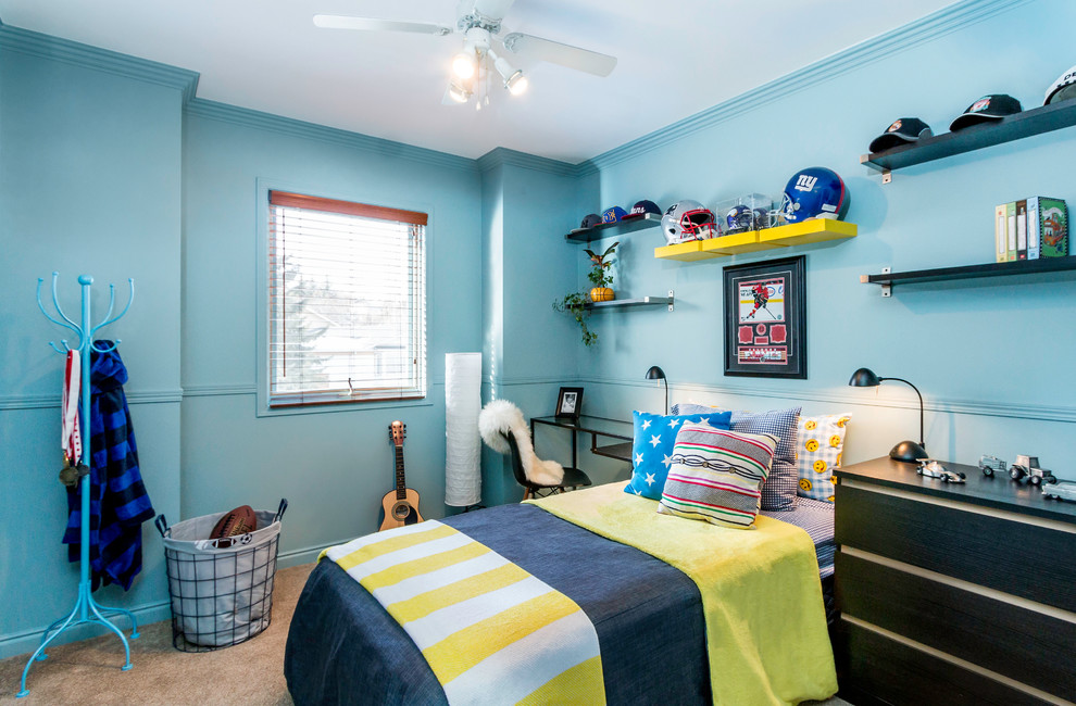 Modelo de dormitorio infantil de 4 a 10 años actual de tamaño medio con paredes azules y moqueta