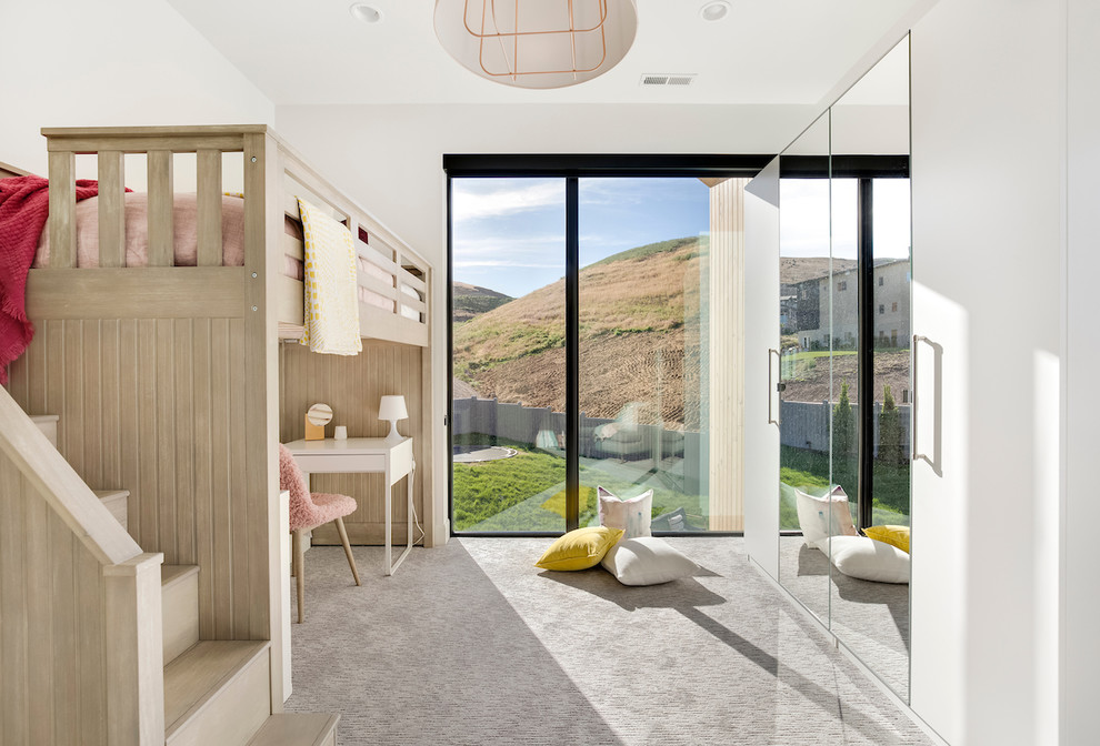 Modernes Mädchenzimmer mit Schlafplatz, weißer Wandfarbe, Teppichboden und grauem Boden in Salt Lake City