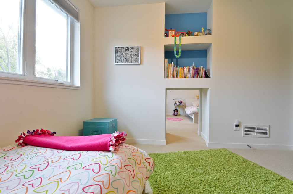Идея дизайна: детская в современном стиле с спальным местом, белыми стенами и ковровым покрытием для ребенка от 4 до 10 лет, девочки
