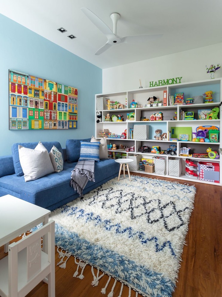 Inspiration för ett nordiskt barnrum, med blå väggar, mellanmörkt trägolv och brunt golv