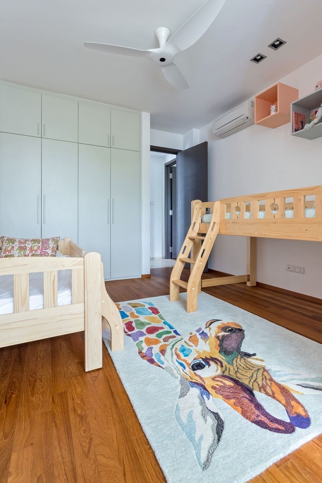 На фото: нейтральная детская в скандинавском стиле с спальным местом, белыми стенами, паркетным полом среднего тона и коричневым полом для ребенка от 1 до 3 лет