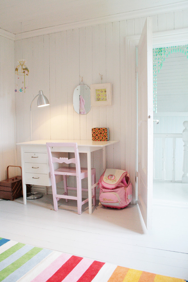 Diseño de habitación de niña de 4 a 10 años escandinava con escritorio, paredes blancas, suelo de madera pintada y suelo blanco