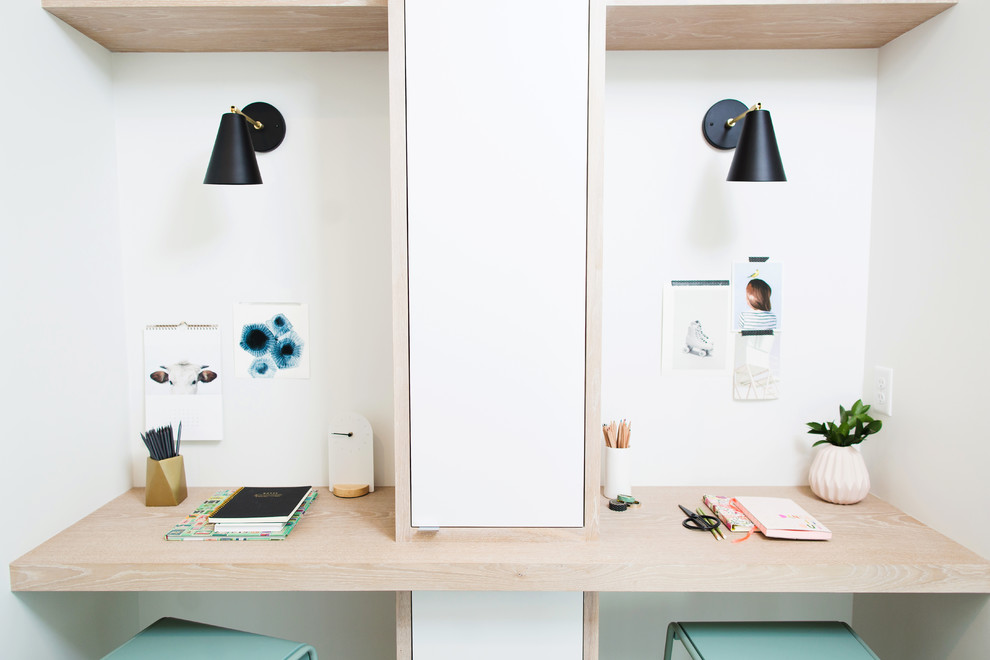 Inspiration för ett minimalistiskt könsneutralt tonårsrum kombinerat med skrivbord, med vita väggar