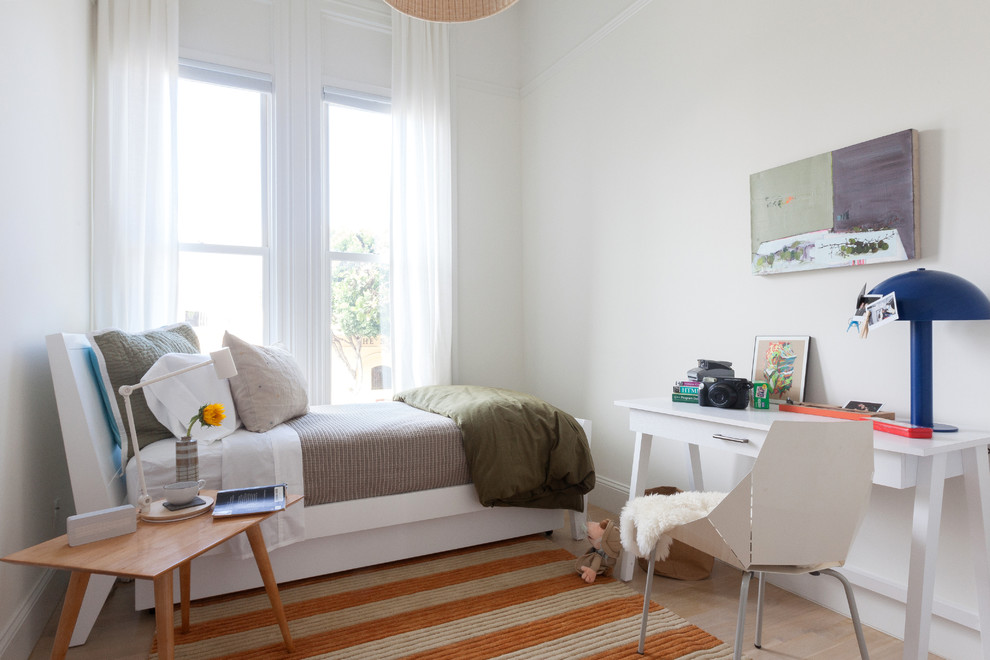 Neutrales, Kleines Skandinavisches Kinderzimmer mit Schlafplatz, weißer Wandfarbe und hellem Holzboden in San Francisco