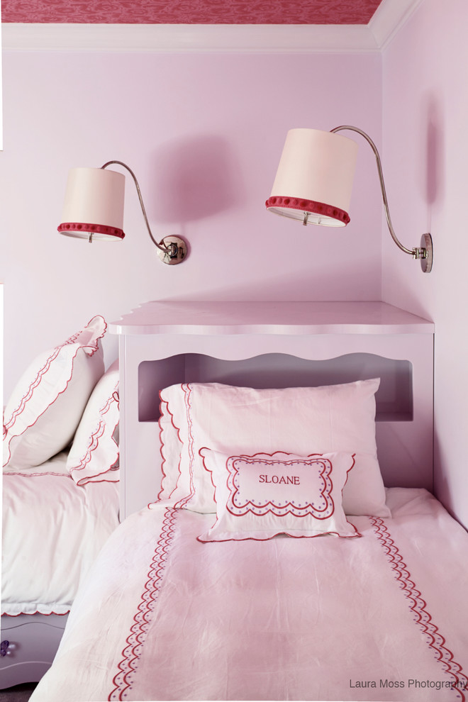 Foto de dormitorio infantil contemporáneo de tamaño medio con paredes púrpuras y moqueta