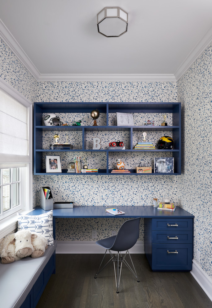 Inredning av ett klassiskt barnrum kombinerat med skrivbord, med flerfärgade väggar, mörkt trägolv och grått golv