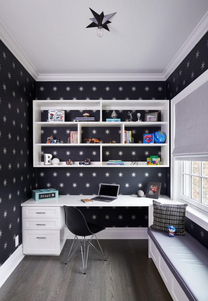 Klassisk inredning av ett könsneutralt tonårsrum kombinerat med skrivbord, med svarta väggar och mörkt trägolv