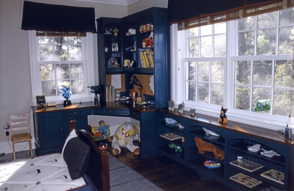 Idéer för ett mellanstort klassiskt pojkrum kombinerat med sovrum, med mörkt trägolv