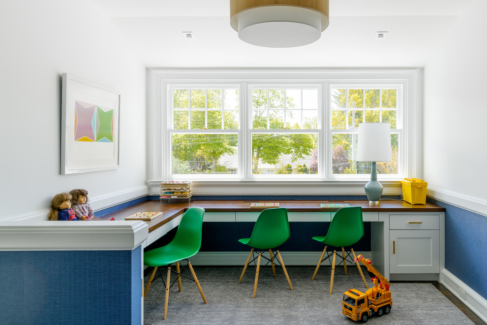 Cette image montre une chambre neutre de 4 à 10 ans marine avec un bureau, un mur multicolore, moquette et un sol gris.