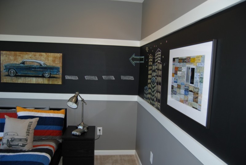 Cette image montre une grande chambre d'enfant de 4 à 10 ans traditionnelle avec un mur gris.