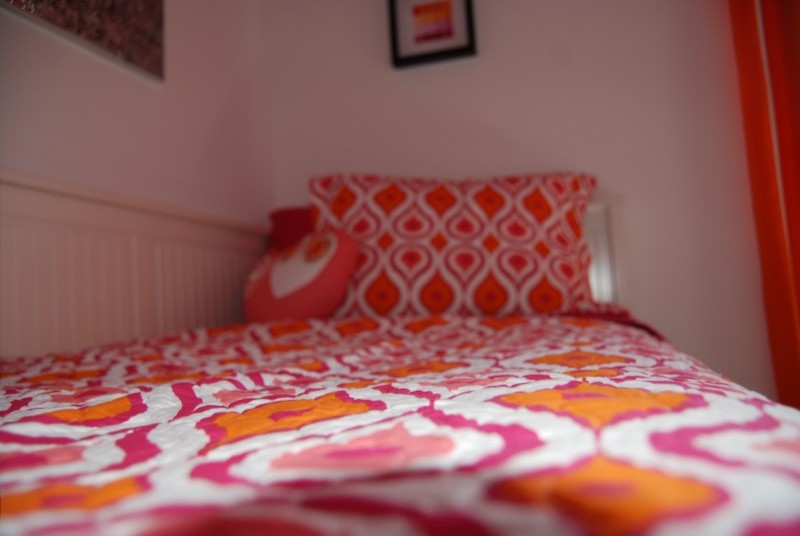 Foto på ett mellanstort vintage flickrum kombinerat med sovrum och för 4-10-åringar, med beige väggar och heltäckningsmatta
