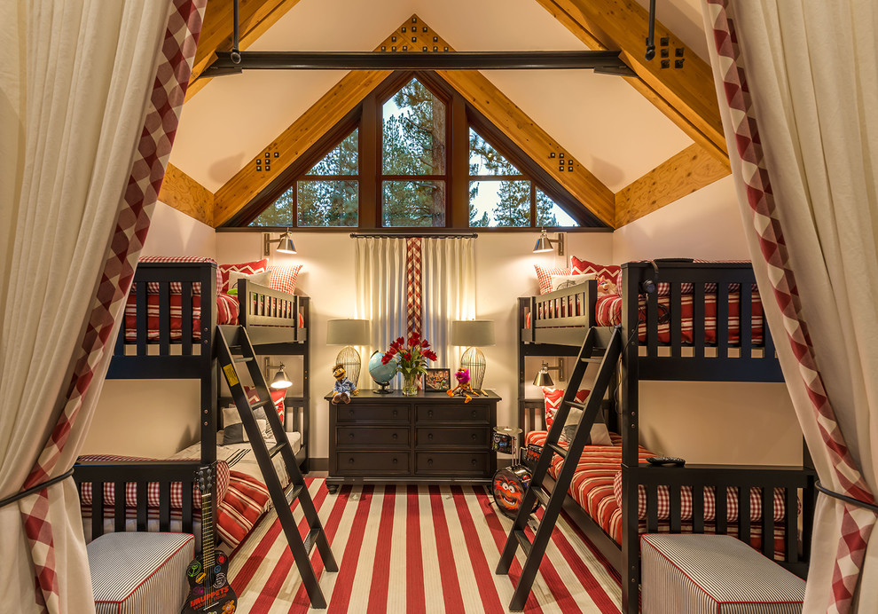 Idée de décoration pour une chambre d'enfant de 4 à 10 ans chalet avec un mur blanc, moquette et un lit superposé.