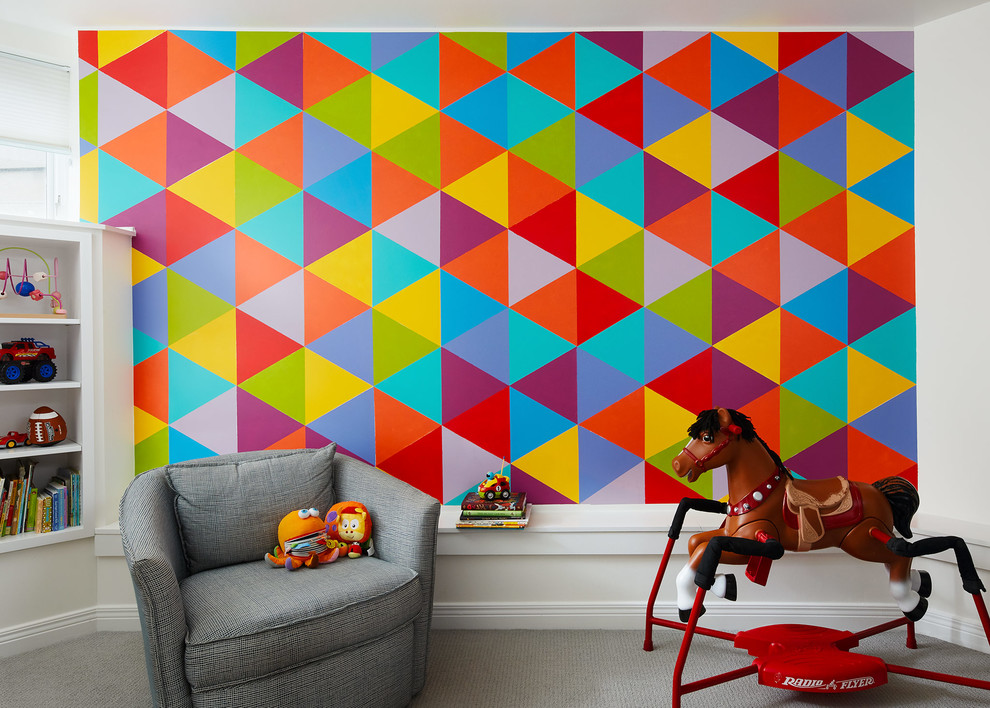 Idée de décoration pour une chambre d'enfant de 4 à 10 ans tradition de taille moyenne avec un mur multicolore, moquette et un sol gris.