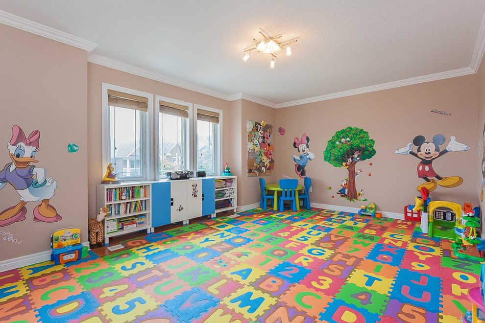 Idée de décoration pour une grande chambre d'enfant de 1 à 3 ans tradition avec un mur beige et parquet clair.