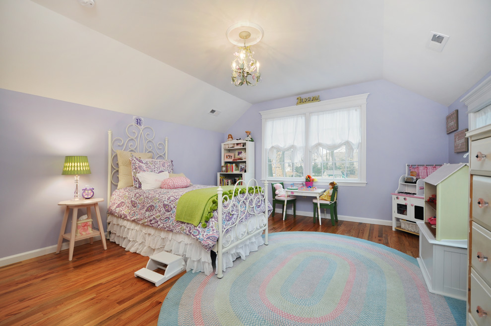 Источник вдохновения для домашнего уюта: большая детская в стиле кантри с спальным местом, фиолетовыми стенами и темным паркетным полом для ребенка от 4 до 10 лет, девочки