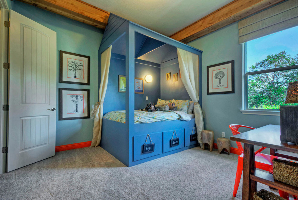 Immagine di una cameretta per bambini da 4 a 10 anni design con pareti blu e moquette