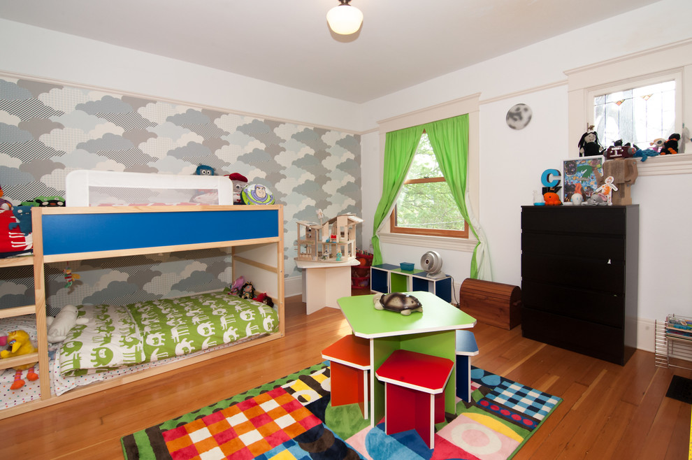 Modern inredning av ett könsneutralt barnrum kombinerat med sovrum och för 4-10-åringar, med vita väggar och mellanmörkt trägolv