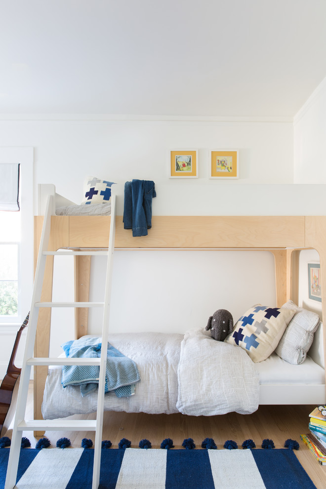 Ejemplo de dormitorio infantil contemporáneo pequeño con paredes blancas, suelo de madera clara y suelo beige