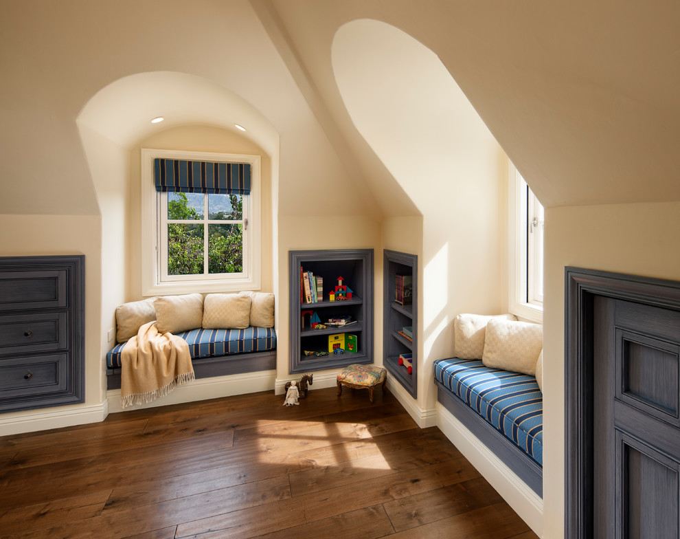 Idée de décoration pour une chambre de garçon de 1 à 3 ans tradition avec un mur beige, parquet foncé et un sol marron.