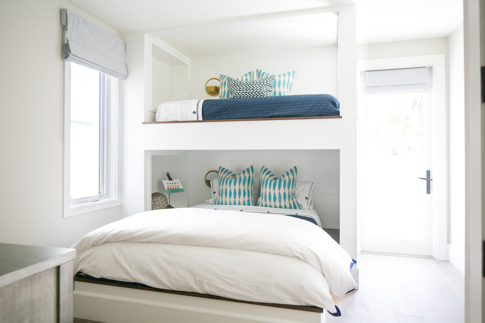 Пример оригинального дизайна: нейтральная детская в морском стиле с светлым паркетным полом, спальным местом и белыми стенами для подростка