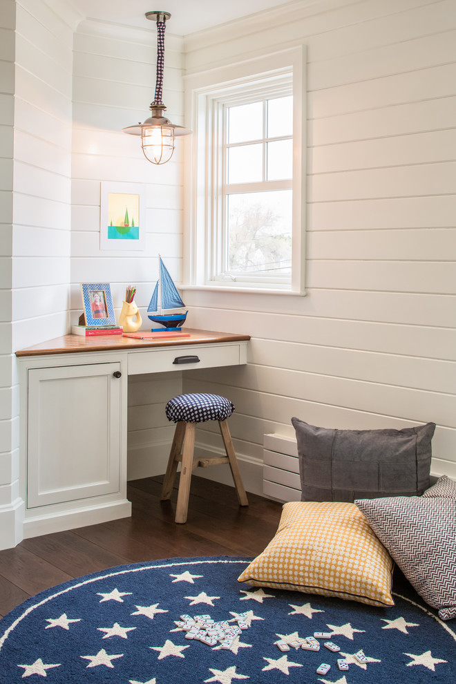 Exemple d'une chambre d'enfant bord de mer avec un bureau, un mur blanc, parquet foncé et un sol marron.