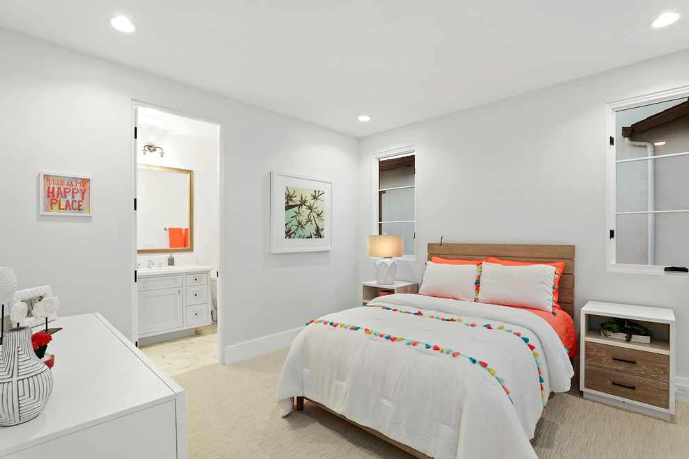 Mittelgroßes Klassisches Mädchenzimmer mit weißer Wandfarbe, Teppichboden, Schlafplatz und beigem Boden in Orange County