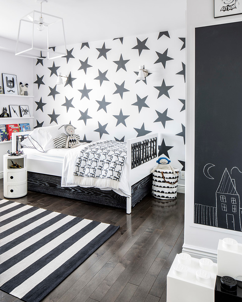 Modernes Kinderzimmer mit Schlafplatz, bunten Wänden, dunklem Holzboden und braunem Boden in New York