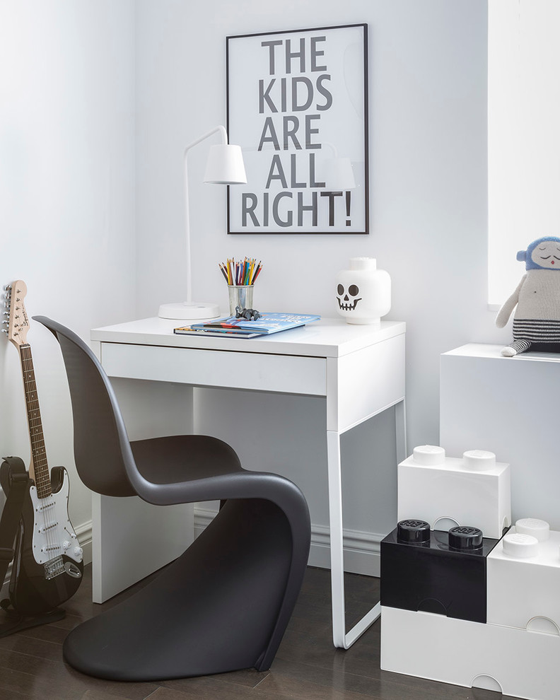 Aménagement d'une chambre d'enfant de 4 à 10 ans contemporaine avec un bureau, un mur blanc et parquet foncé.