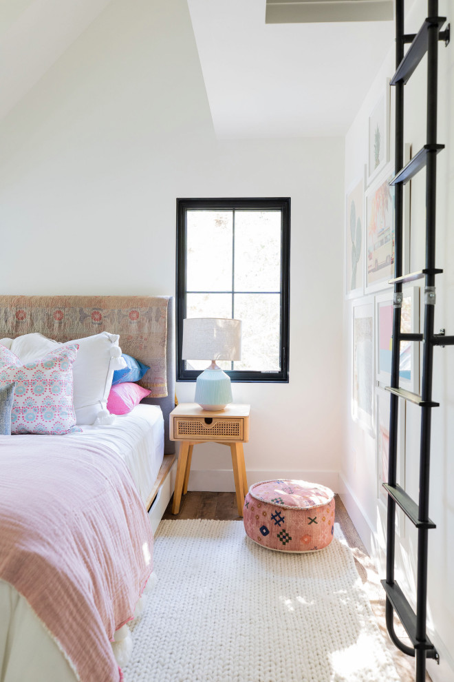 Esempio di una camera da letto country con pareti bianche, parquet scuro e pavimento marrone