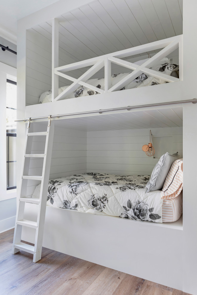 Ejemplo de dormitorio infantil de 4 a 10 años marinero con paredes blancas y suelo de madera clara