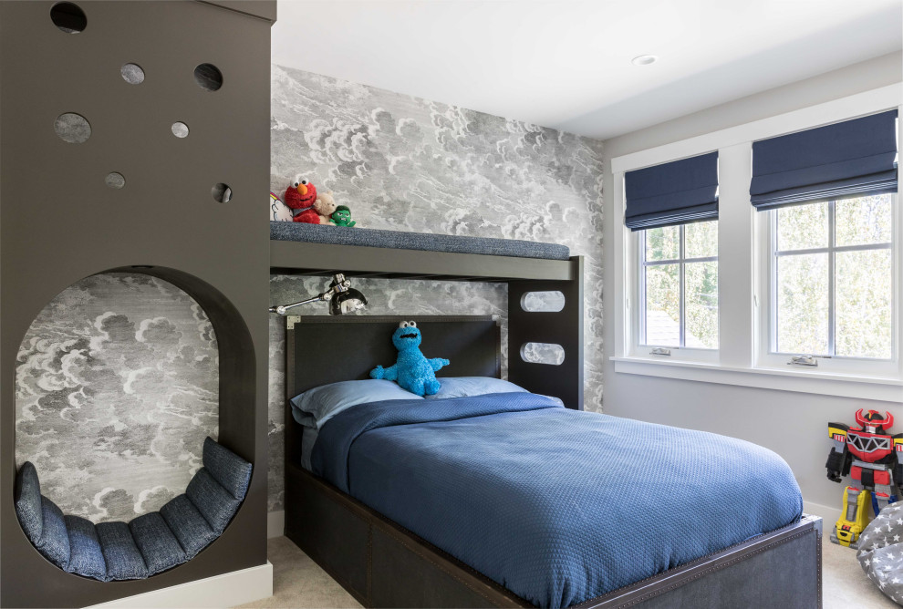 Klassisk inredning av ett mellanstort pojkrum kombinerat med sovrum och för 4-10-åringar, med grå väggar, heltäckningsmatta och beiget golv