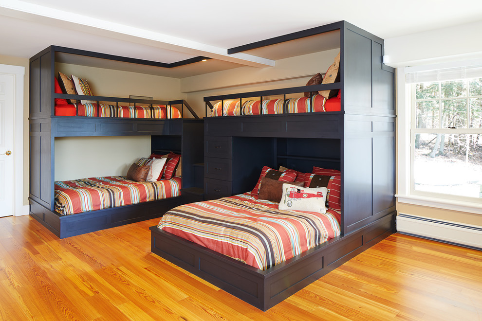 Neutrales Rustikales Kinderzimmer mit Schlafplatz und braunem Holzboden in Burlington
