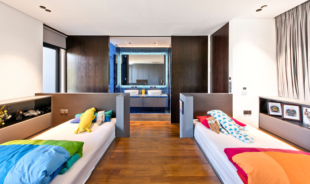 Modernes Jungszimmer mit Schlafplatz, weißer Wandfarbe, dunklem Holzboden und braunem Boden in Singapur