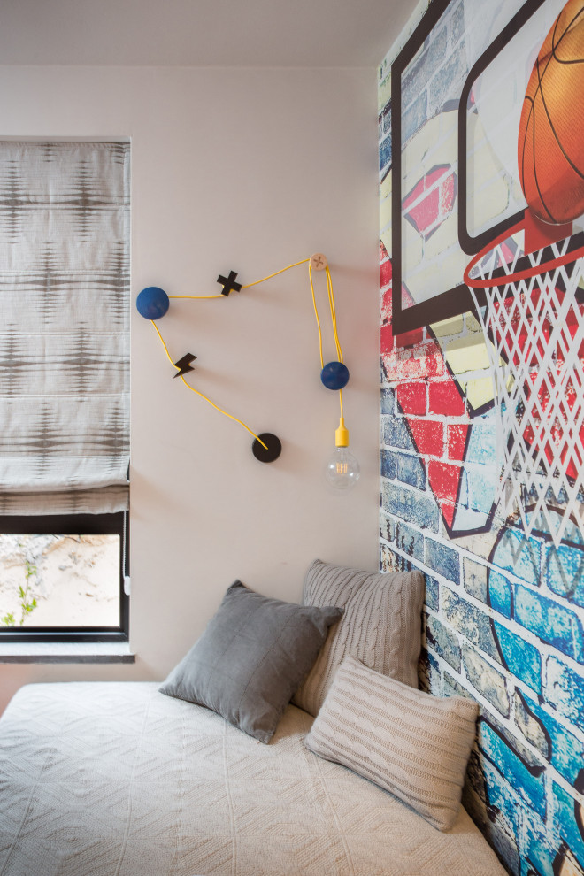 Ispirazione per una cameretta per bambini industriale di medie dimensioni con pareti multicolore, parquet chiaro e pavimento marrone
