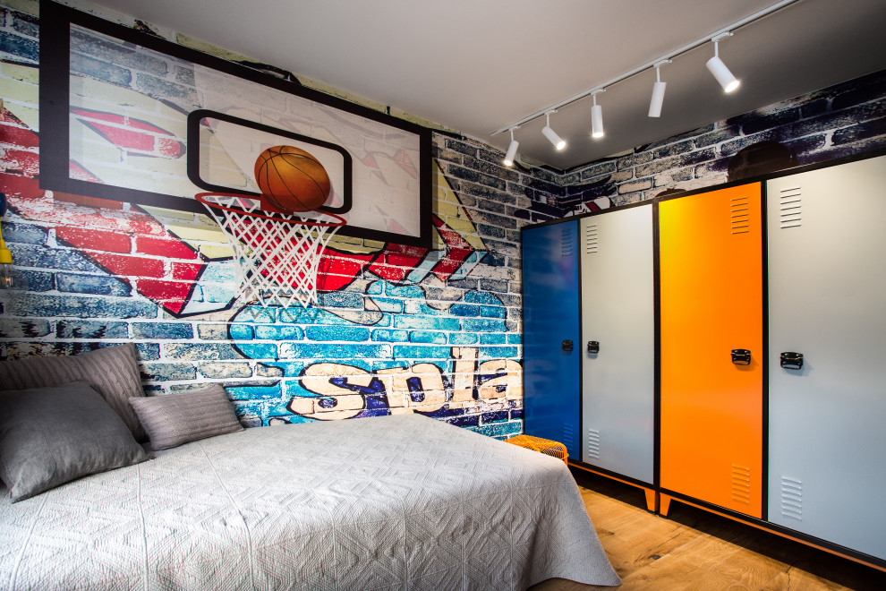 Inspiration för ett mellanstort industriellt barnrum kombinerat med sovrum, med flerfärgade väggar, ljust trägolv och brunt golv