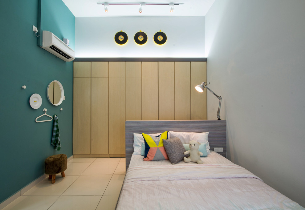 Immagine di una cameretta per bambini contemporanea di medie dimensioni con pareti blu e pavimento in gres porcellanato