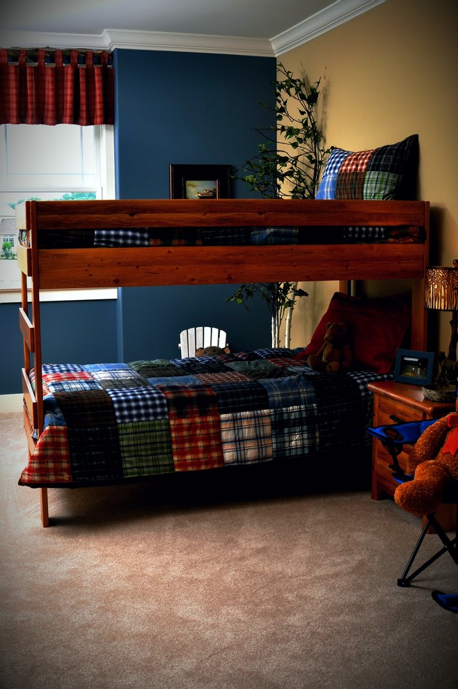 Свежая идея для дизайна: большая детская в стиле рустика с спальным местом, бежевыми стенами и ковровым покрытием для мальчика, двоих детей - отличное фото интерьера