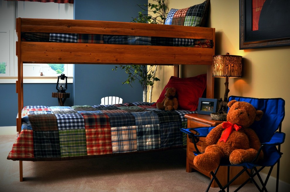 Idéer för ett stort rustikt pojkrum kombinerat med sovrum, med beige väggar och heltäckningsmatta