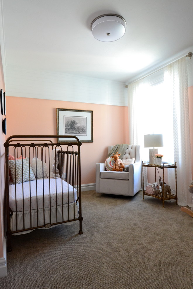 Réalisation d'une chambre d'enfant de 1 à 3 ans tradition de taille moyenne avec un mur rose et moquette.