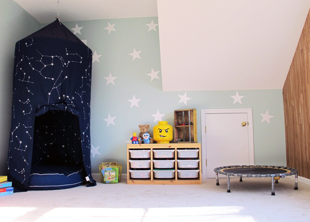 На фото: нейтральная детская с игровой среднего размера в стиле фьюжн с синими стенами и ковровым покрытием для ребенка от 4 до 10 лет