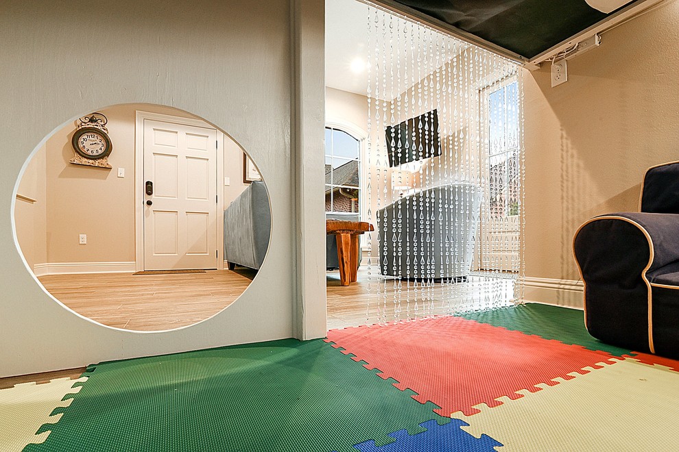Ispirazione per una cameretta per bambini da 4 a 10 anni chic di medie dimensioni con pareti beige, pavimento in legno massello medio e pavimento marrone
