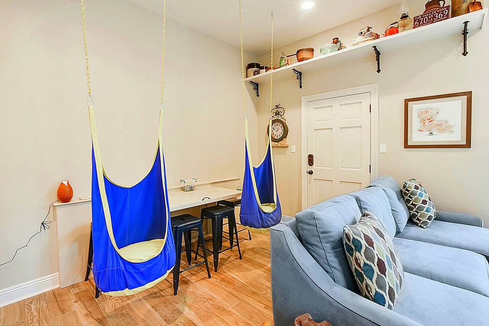 Immagine di una cameretta per bambini da 4 a 10 anni tradizionale di medie dimensioni con pareti beige, pavimento in legno massello medio e pavimento marrone