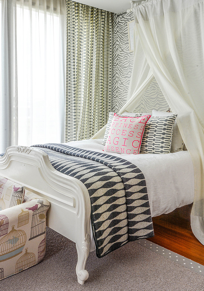 Foto på ett mellanstort minimalistiskt könsneutralt tonårsrum kombinerat med sovrum, med vita väggar och mörkt trägolv