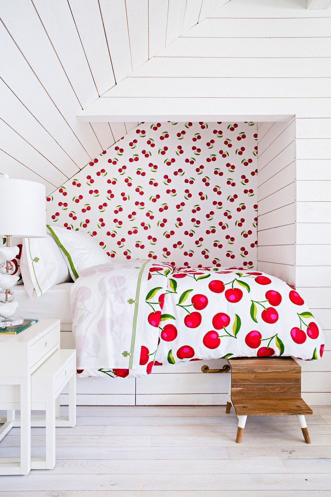 Mittelgroßes Maritimes Mädchenzimmer mit weißer Wandfarbe, hellem Holzboden und Schlafplatz in New York