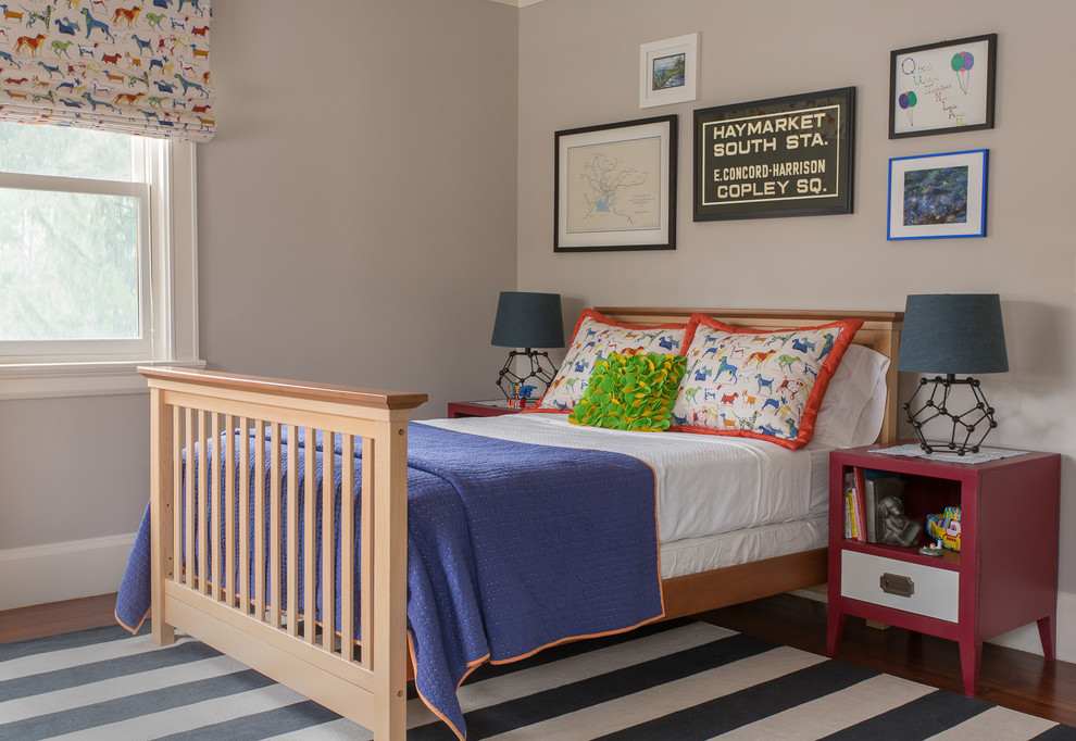 Idéer för att renovera ett mellanstort eklektiskt pojkrum kombinerat med sovrum och för 4-10-åringar, med grå väggar och mellanmörkt trägolv