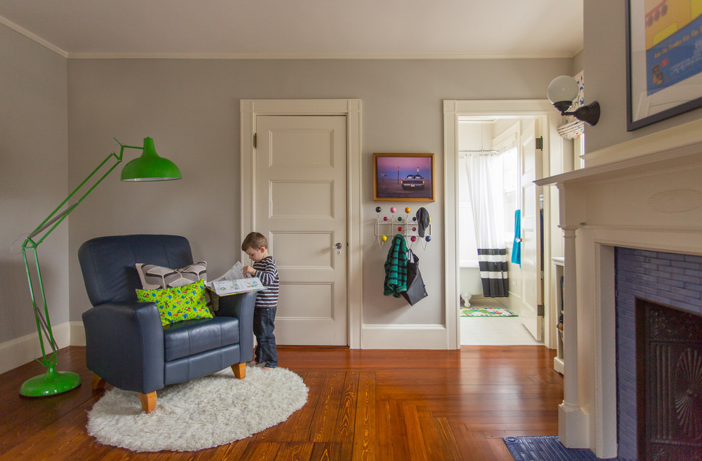 Exemple d'une chambre d'enfant de 4 à 10 ans éclectique de taille moyenne avec un mur gris et un sol en bois brun.