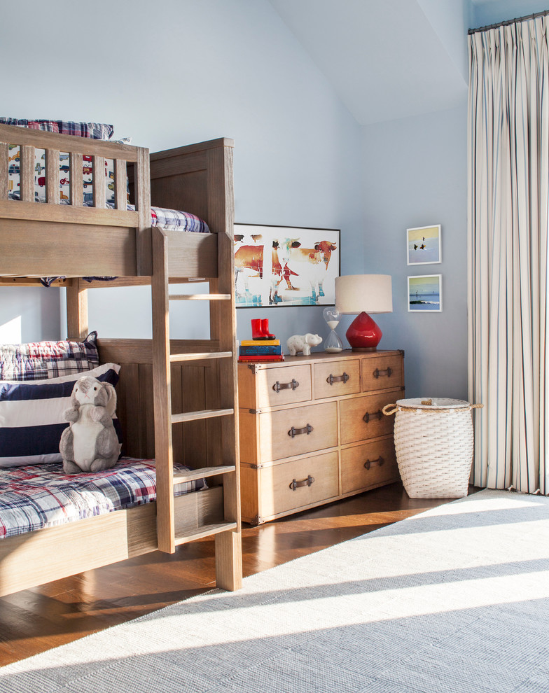 На фото: нейтральная детская в стиле неоклассика (современная классика) с спальным местом, синими стенами и темным паркетным полом для двоих детей