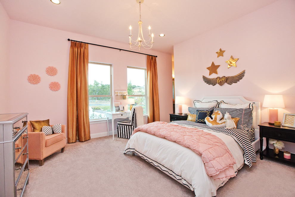 オースティンにあるトランジショナルスタイルのおしゃれな女の子の部屋 (ピンクの壁、カーペット敷き、ティーン向け、グレーの床) の写真