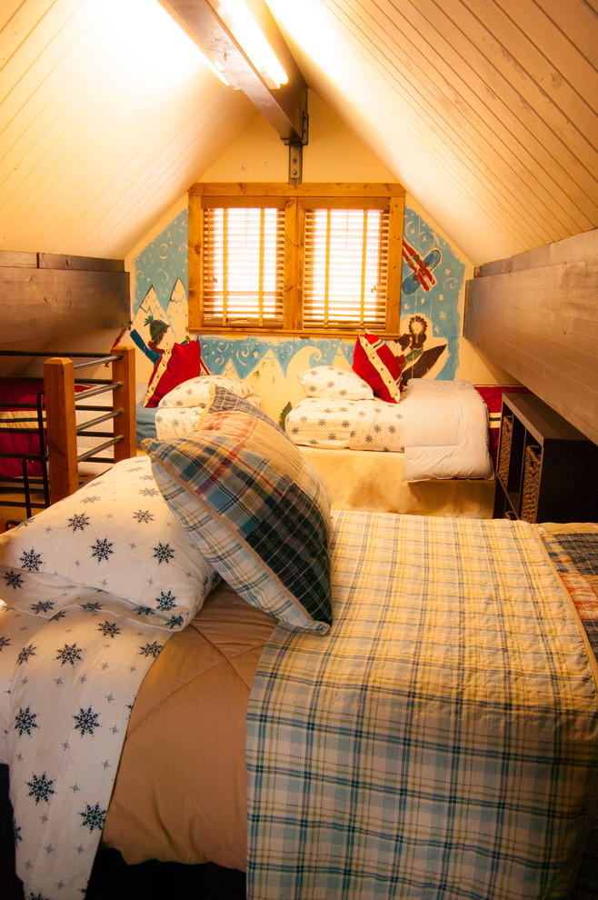 Bild på ett mellanstort rustikt könsneutralt barnrum kombinerat med sovrum och för 4-10-åringar, med beige väggar och heltäckningsmatta