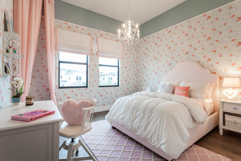 Idéer för vintage flickrum kombinerat med sovrum och för 4-10-åringar, med flerfärgade väggar